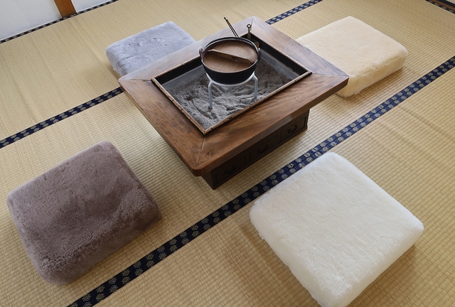 ムートンプフクッション 4色