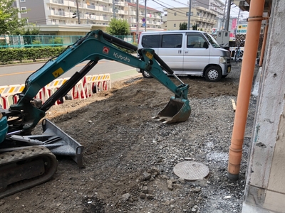正面玄関付近の均し作業