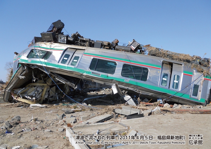 展示パネル「ねじ曲がった電車(2011年4月5日 福島県新地町)」