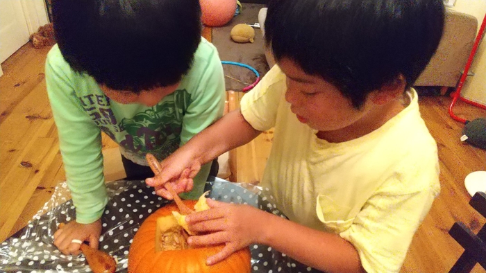 子どもたちがカボチャを掘る様子イメージ