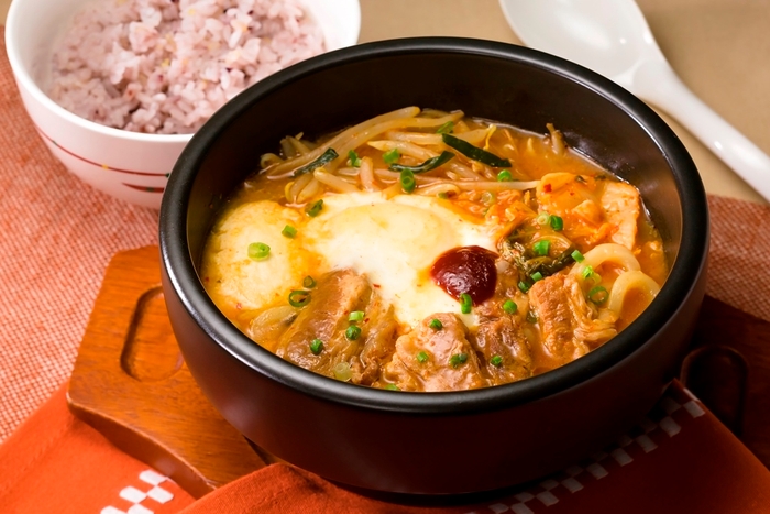 やわらか牛カルビの辛口チゲ(半玉うどん入り)