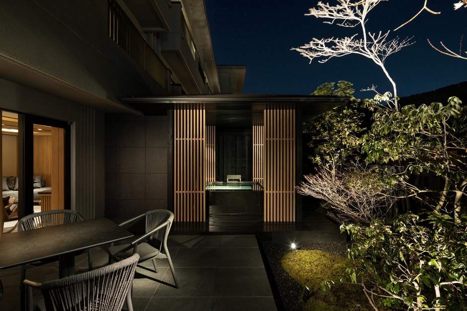 夜になると全体がライトアップされ、幻想的な雰囲気に