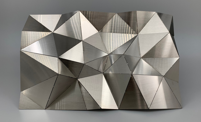 立体形状の金属加工（平面で加工し、折り曲げて成形）
