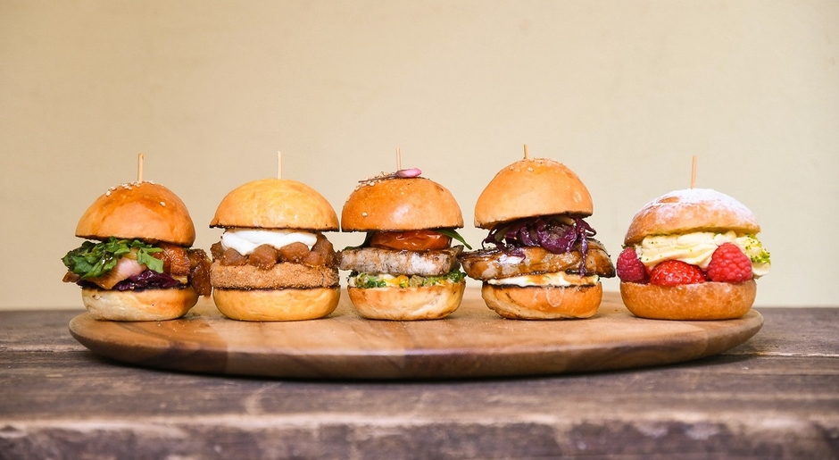 (左から)ホロホロ鳥のスモーク、リル仕立てのフォアグラテリーヌ、フィッシュ&スプリング、牛とフォアグラの炭火焼、フランボワーズペパン