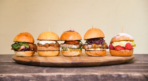 (左から)ホロホロ鳥のスモーク、リル仕立てのフォアグラテリーヌ、フィッシュ&スプリング、牛とフォアグラの炭火焼、フランボワーズペパン