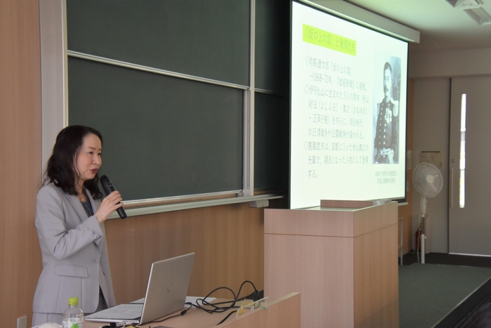 廣瀬武夫の人物像について講義する笹本さん