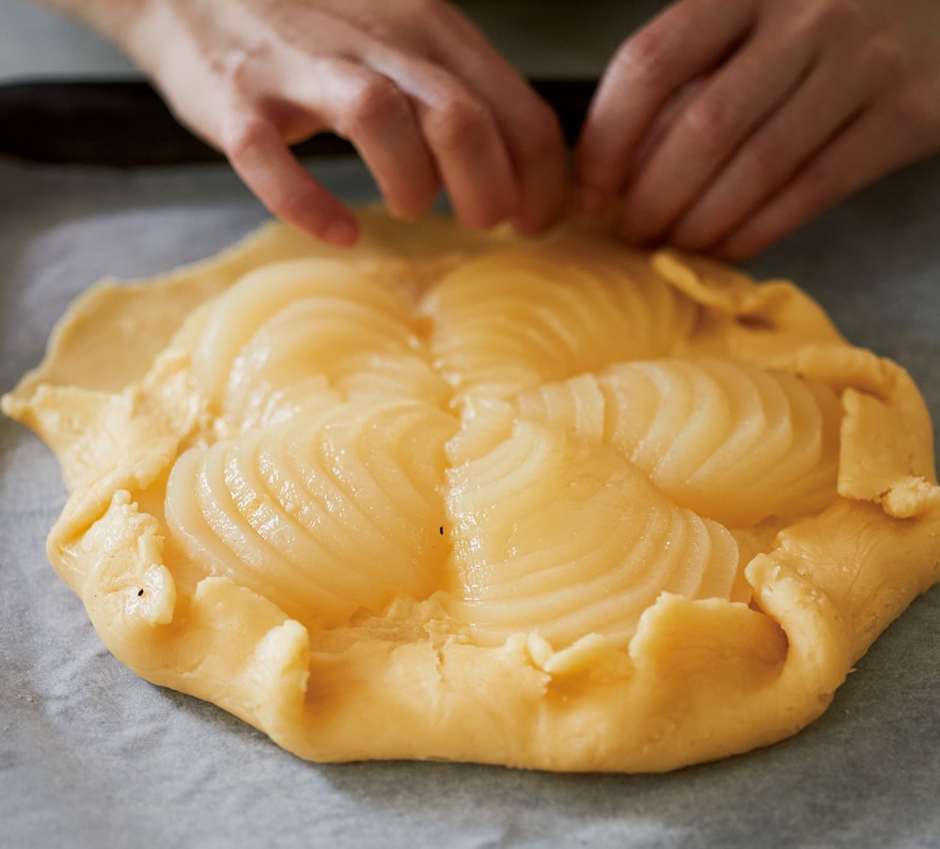 生地のまわりを内側に折り、ひだを作りながら一周するだけ