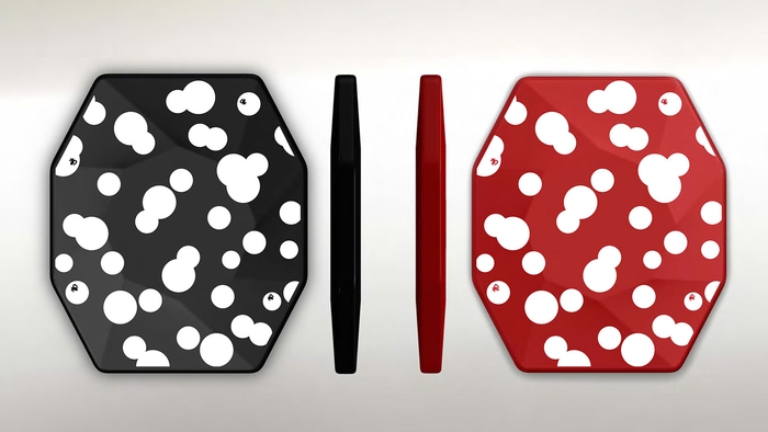 サイズは、135mm×157mm、厚さ16mm、重さ70g。価格はブラック、レッド共に、1個4,400円(税込、送料別)。2021年1月8日から発送予定です。