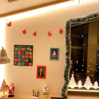 窓際にもかわいいクリスマスの雑貨がたくさん!