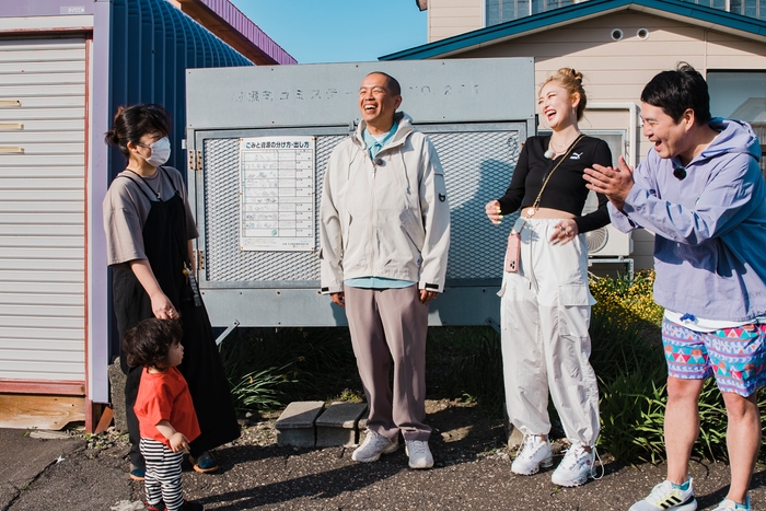 町の人とふれあう3人 左から)トシ、ゆうちゃみ、タカ (C)UHB／YOSHIMOTO KOGYO