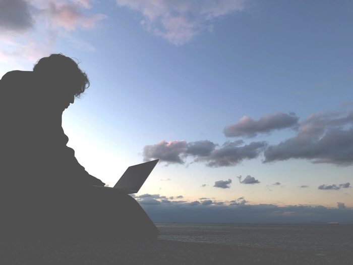 夕焼けの海岸からのメール返信