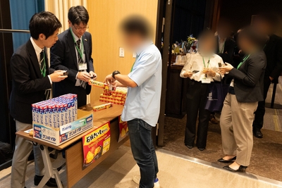 レセプションでの「石焼きいも®黒ホイル」配布の様子