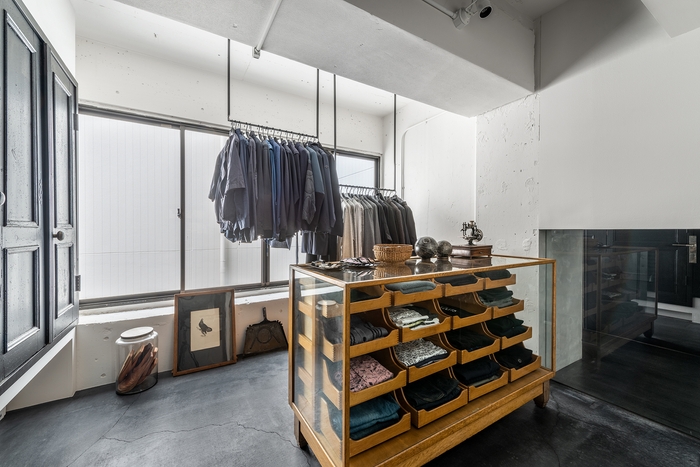 クローゼットにはアンティーク品のシャツケース