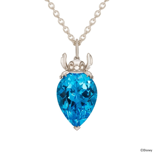 鮮やかなブルートパーズに乗っかる「スティッチ」がチャーミングなペンダントトップ。