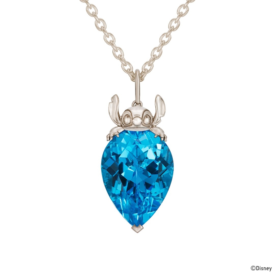 鮮やかなブルートパーズに乗っかる「スティッチ」がチャーミングなペンダントトップ。