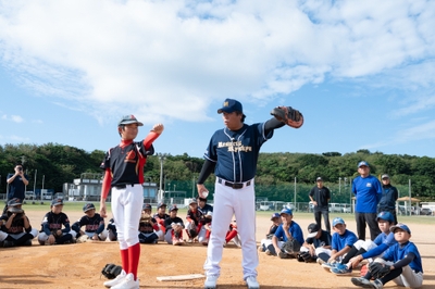 投げ方を個別指導している里崎さん