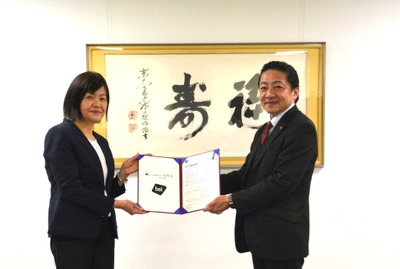 授与式の写真（１）左より、福寿会 理事長　秋吉 美由紀様、BSIジャパン Business Development Manager　一蝶 茂人
