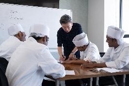 「特定技能1号→2号」へのキャリアアップ支援や専門機関による語学教育支援で定着率UPを図る