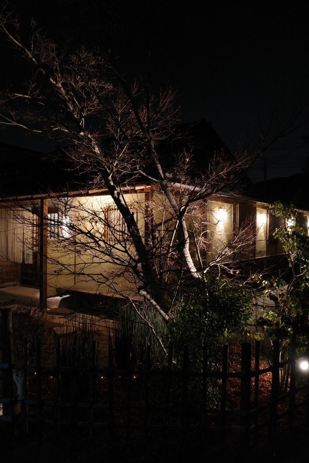 bistro yummy 外観　夜