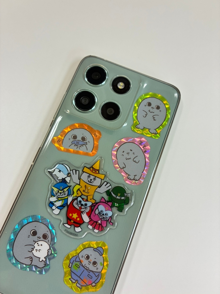 ポッティングシール、ホログラムシールでデコレーションされたスマホケース