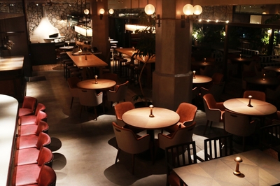 夜の店内