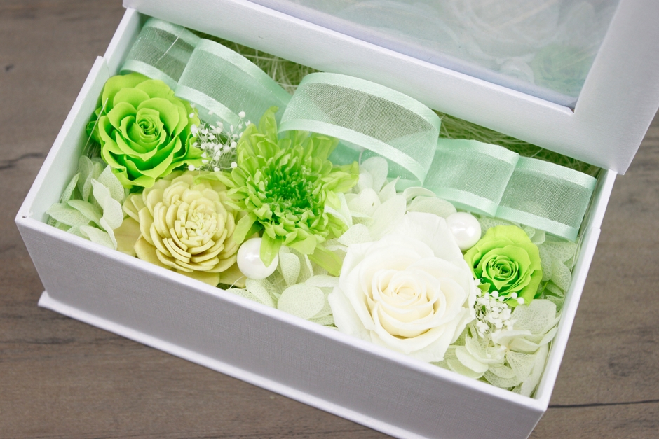 菊のお花を使い統一感のあるカラーで仕上げた温かみのあるアレンジです(4)