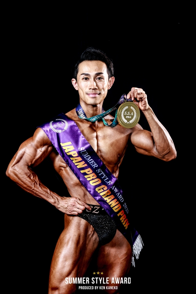 Summer Style Award Japan Pro Grand Prix ショートクラスにて日本一を獲得した西本 耕亮。 競技者として培った身体づくりの知見と、現場で積み上げた500名超の指導経験をEIDOSの指導メソッドに反映している。