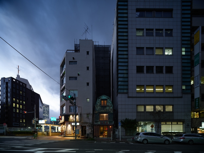 ビルに挟まれて建つ街の風景＿夜