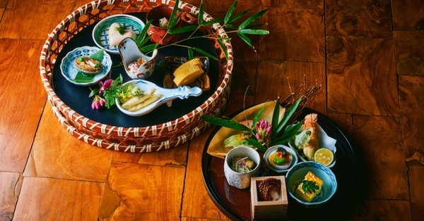 ▲日本の伝統的な技法を使用した和食コース「山桜」（左）、革新的な創作和食コース（右）季節の彩小鉢