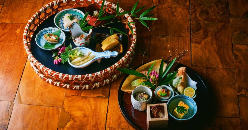 ▲日本の伝統的な技法を使用した和食コース「山桜」(左)、革新的な創作和食コース(右)季節の彩小鉢