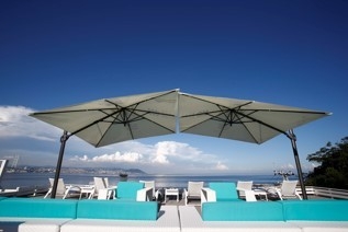 海の景色を臨む屋上テラスでは、デッキチェアでサンセットを眺めながら、 ゆっくりした時間をどうぞ。