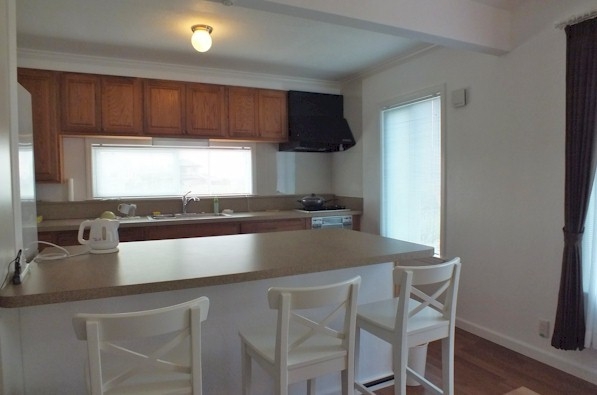 シンプルなI字型キッチンとカウンターテーブル