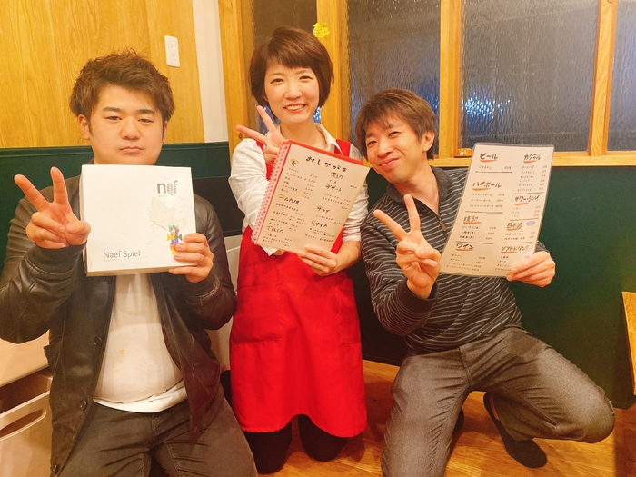 店主(中央)とお客様　