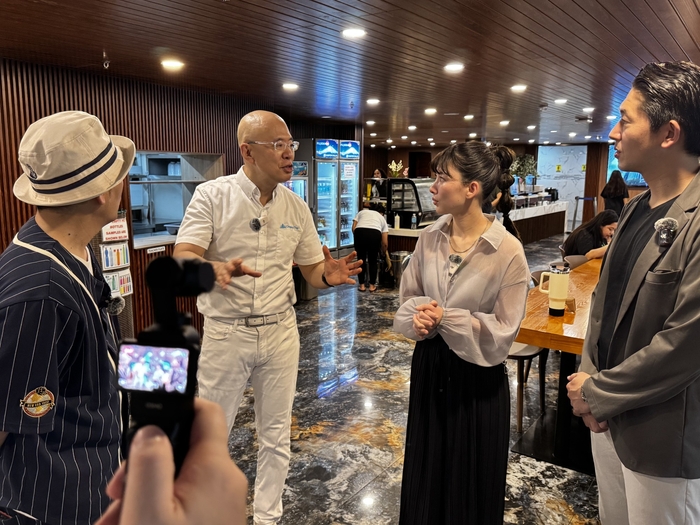 学校内を案内する藤岡代表(左から2番目)