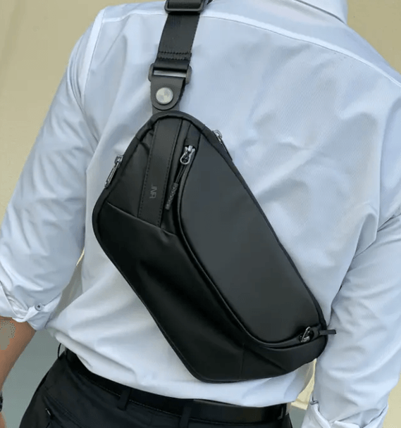 利用シーンがフォーマルでもカジュアルでも違和感のないシンプルなデザイン。