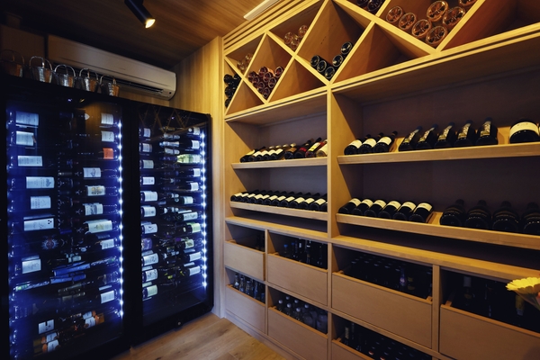 ▲世界各地の様々なワインを常時保管