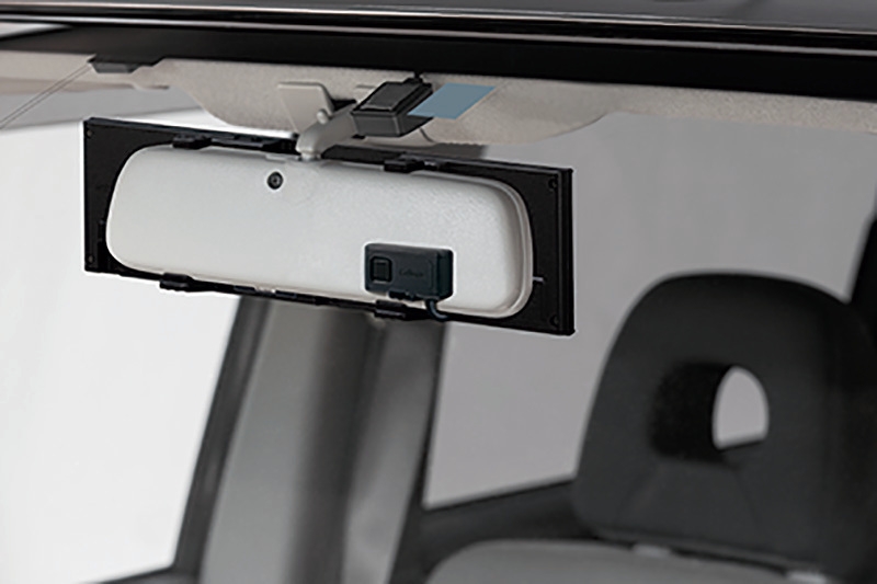 レーザーアンテナは純正ルームミラー裏(車外側)に設置でき、取り付けスッキリ!