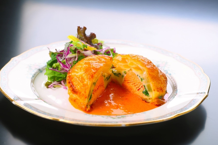 魚料理=鮭のパイ包み焼き(盛り付け例)
