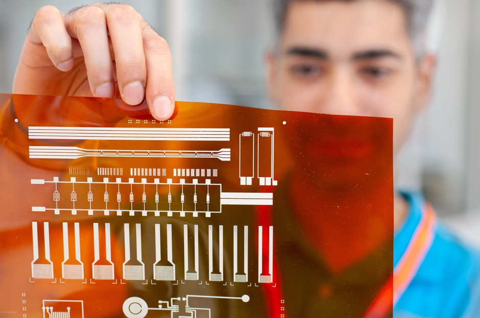 SPEEDPOX(R) Linx導電性インクの高精細なテストパターン。PET・PI・再生紙など多様な基材にも対応、UV硬化プロセス、優れた導電性も備える。