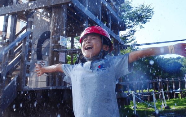 ▲水しぶきが涼しい大自然のアスレチック！