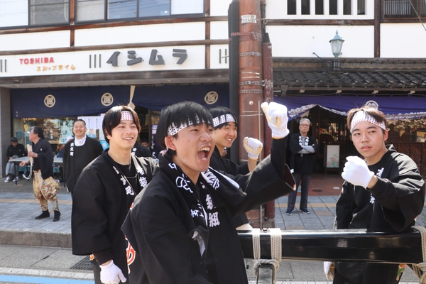 引手として気合を入れる学生たち