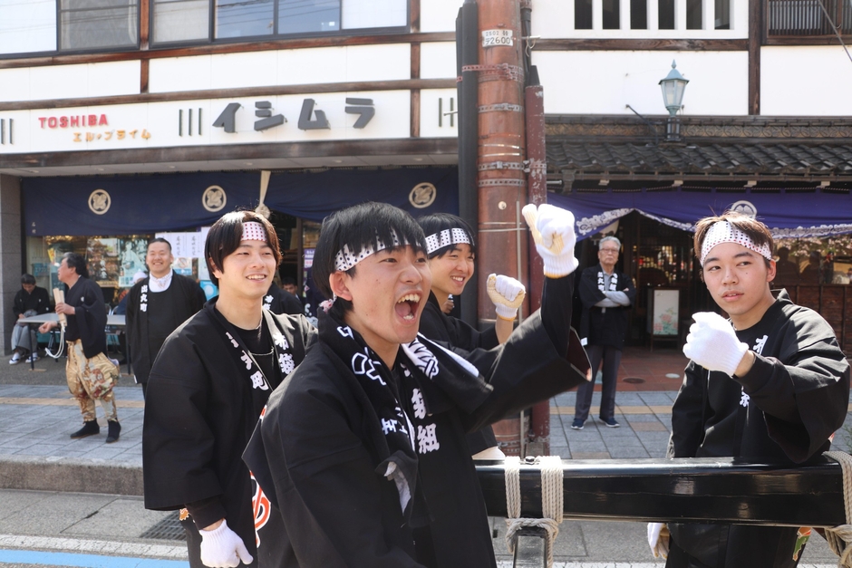 引手として気合を入れる学生たち