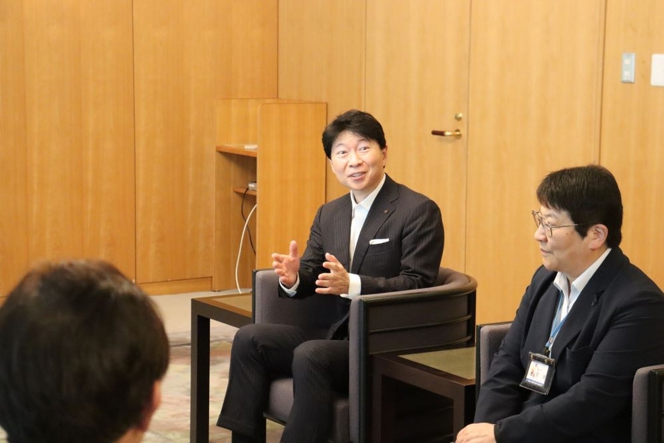呂学長らと懇談する伊原木知事