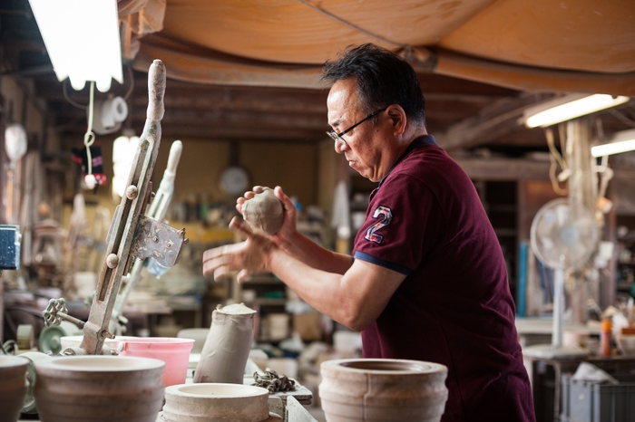 藤井 健司、作陶の様子