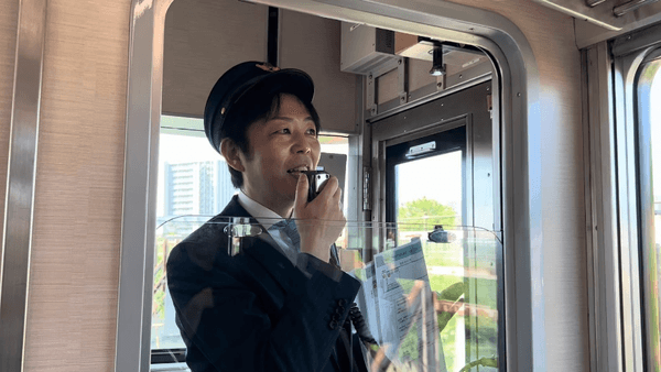 2024年4月「競馬BEAT号」運行時 (関西テレビ『競馬BEAT』MC岡安譲アナウンサー)