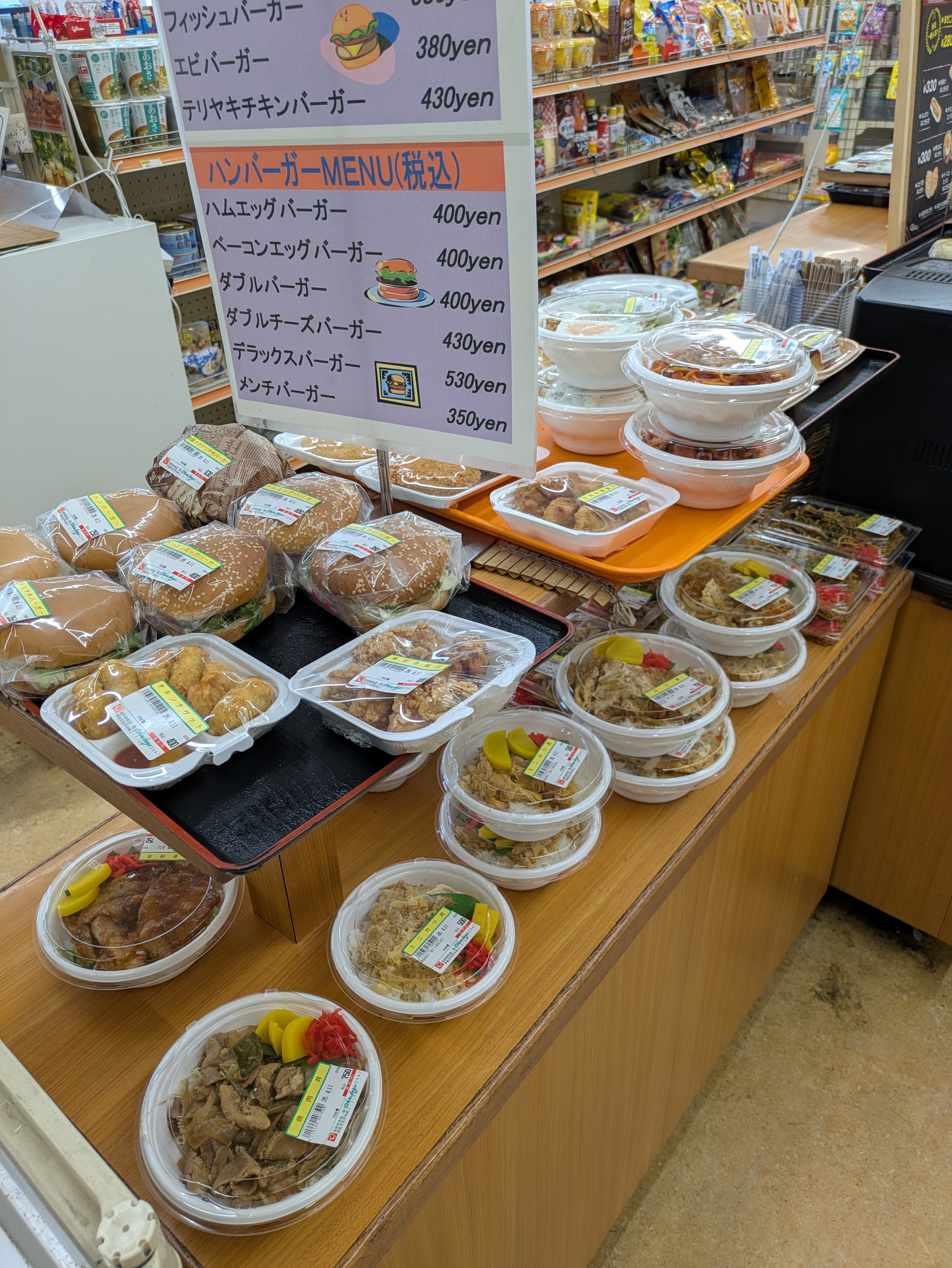 クレープ以外にも手作りのお弁当も人気。職人さんたちも満足の味とボリュームが人気。