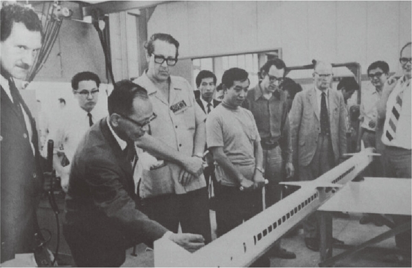 名城大学に超音速滑走体の模型を見学に訪れた国際SFシンポジウム参加者一行(1970年9月1日)