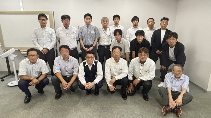販売店のみなさまと当社社長若林(前列左から3人目)、吉田技術顧問(前列右端)