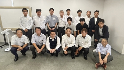 販売店のみなさまと当社社長若林（前列左から3人目）、吉田技術顧問（前列右端）