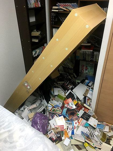 大阪北部地震後の著者宅のお隣のお部屋の本棚
